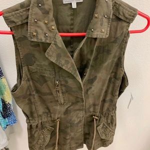 Women’s, light weight, camo vest.